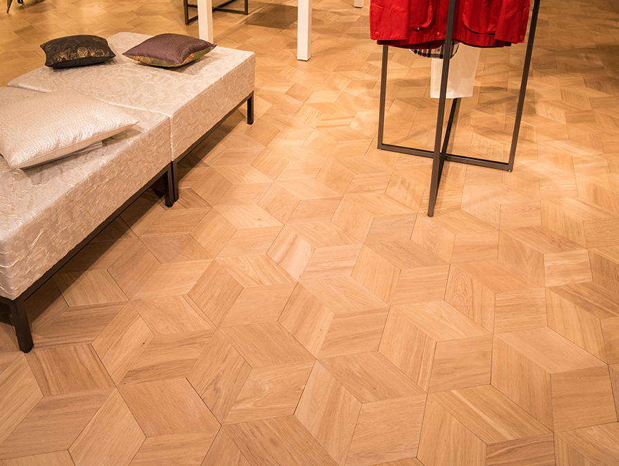 アパレルの商材エリアごとに床材の表情を変えており、そのうちの一つはオリジナルで製作した。