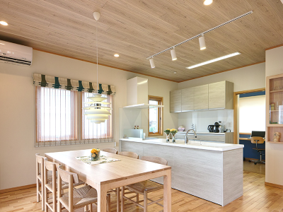 木の天井を使用した住宅ダイニングキッチンの施工写真
