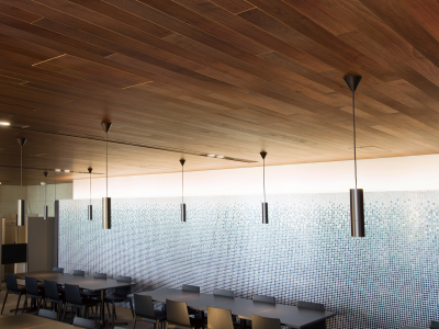 レストランの内装インテリアに使用した木の天井施工写真