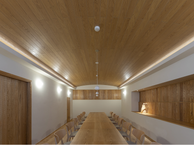 木の天井を会議室に使用した施工写真